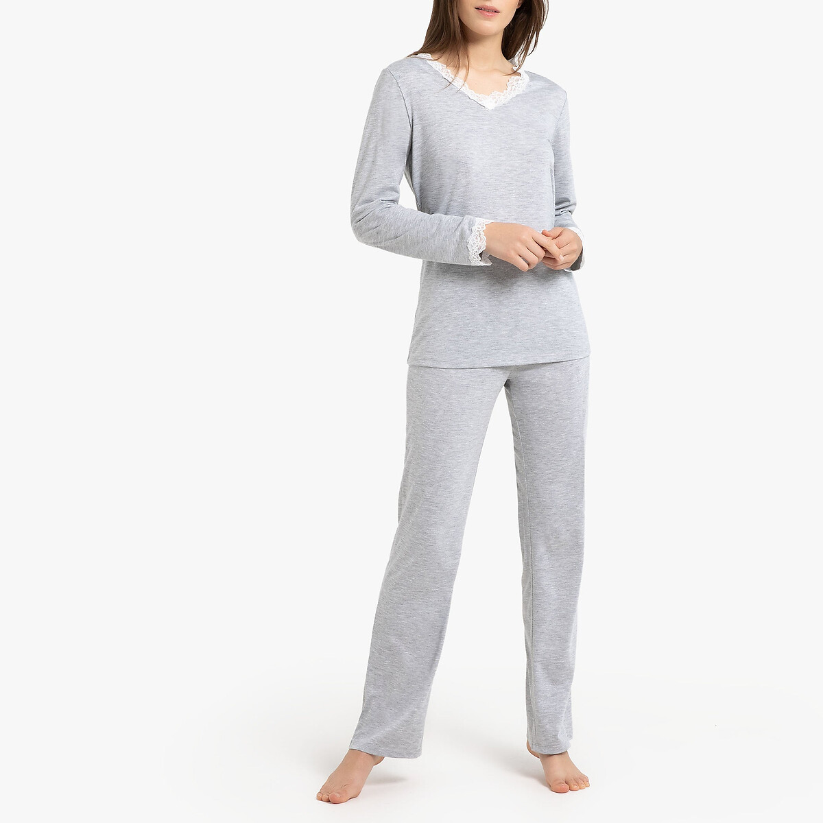 Pijama de mangas compridas, detalhes em renda