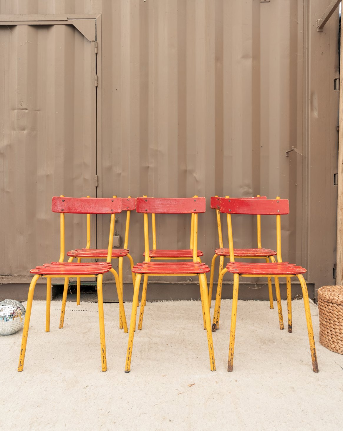 Lot de 6 chaises en métal rouge et jaune Alma N°2020 - Bon état, DEBONGOUT