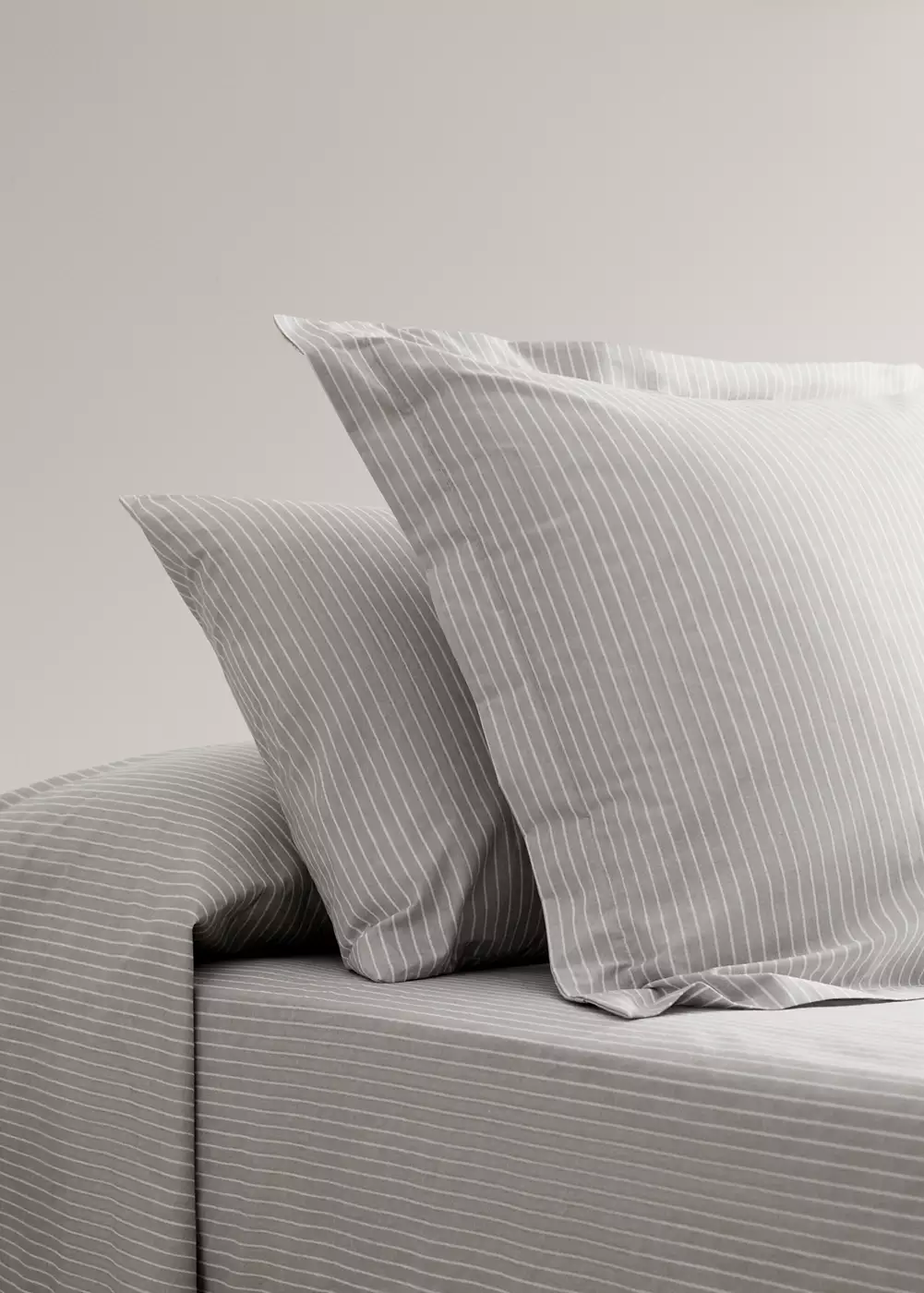Deux taies d’oreiller en percale de coton à rayures 60x60 cm, MANGO HOME