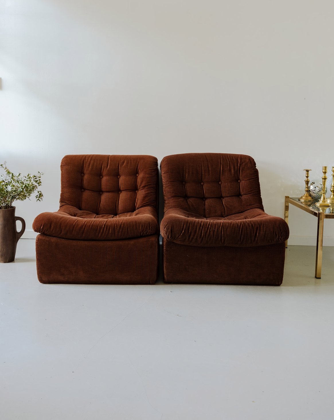 Paire de fauteuils en velours côtelé marron Jakob N°1288 - Bon état, DEBONGOUT