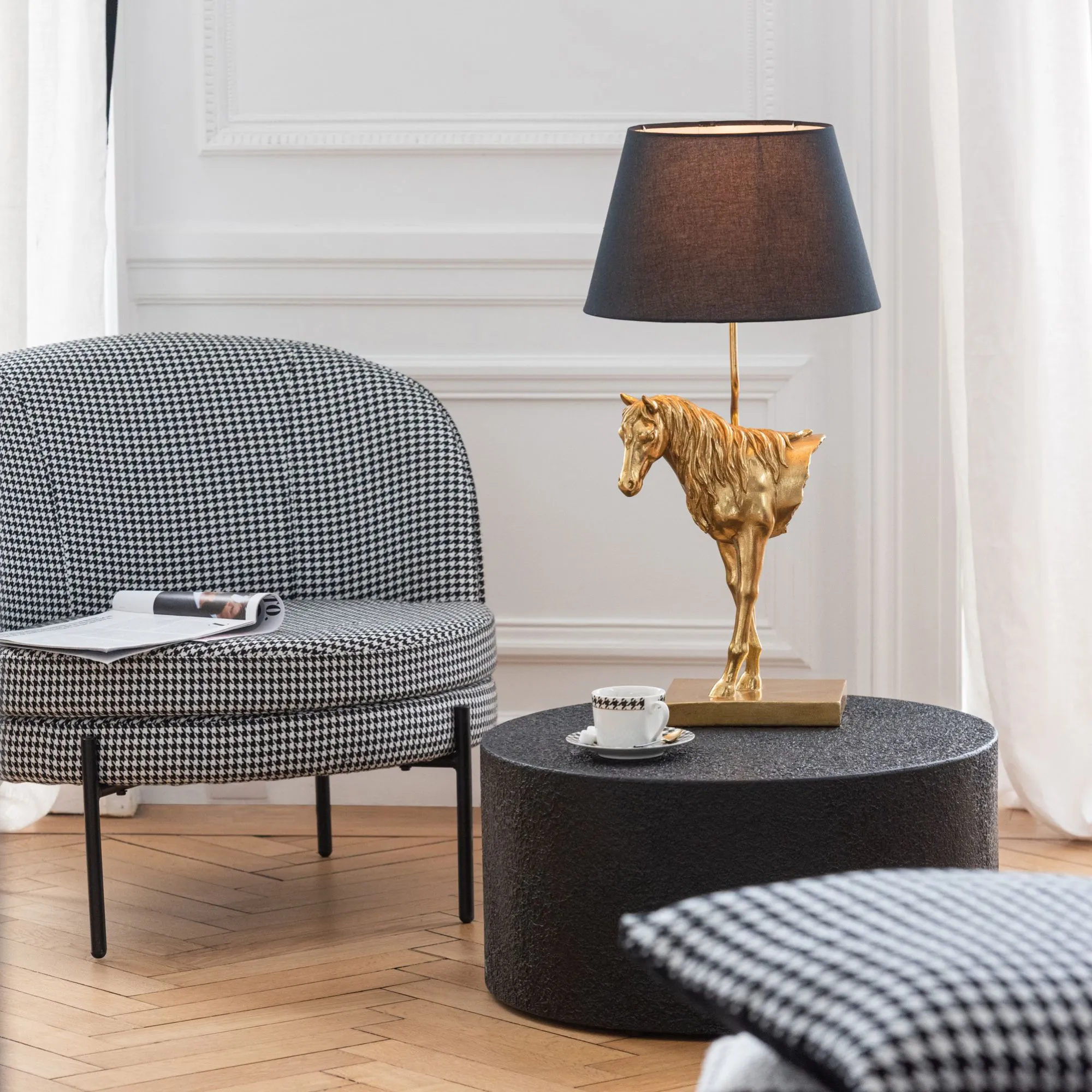 Fauteuil rond en tissu pied-de-poule noir et blanc - POULEA, HELLIN, DEPUIS 1862