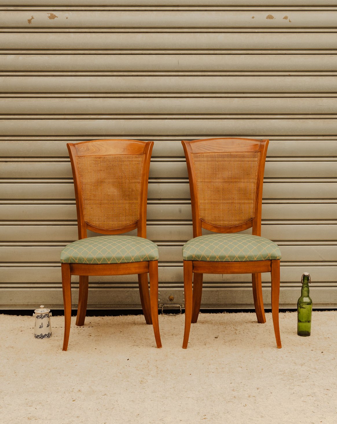 Paire de chaises en bois et tissu vert Claude N°1734 - Bon état, DEBONGOUT