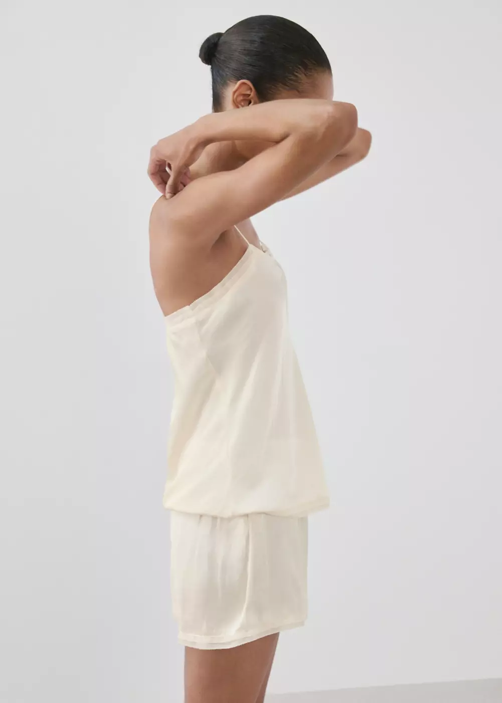 Short pyjama satiné en dentelle, MANGO