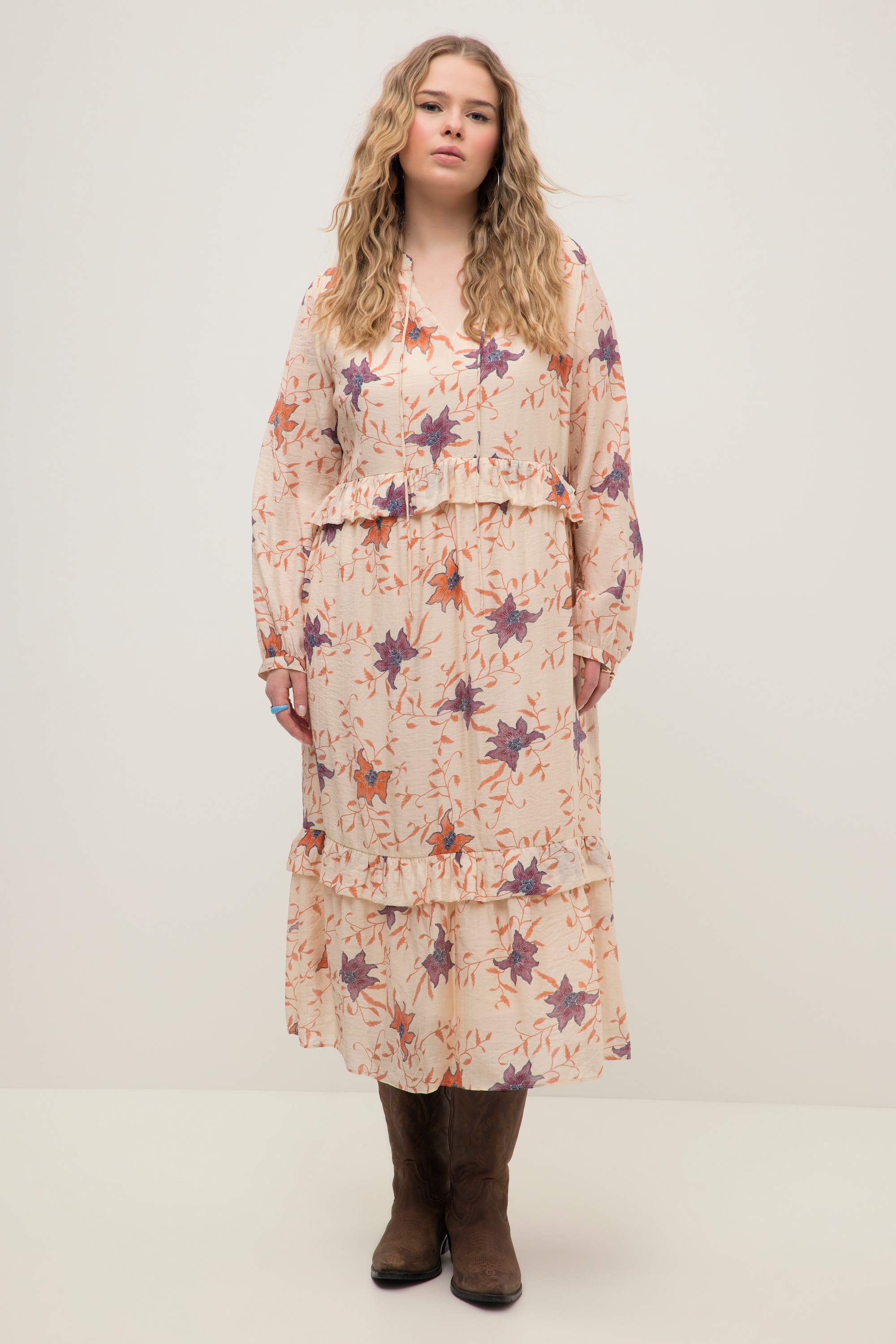 Robe maxi avec ruchés. Motif à fleurs. Ligne, STUDIO UNTOLD