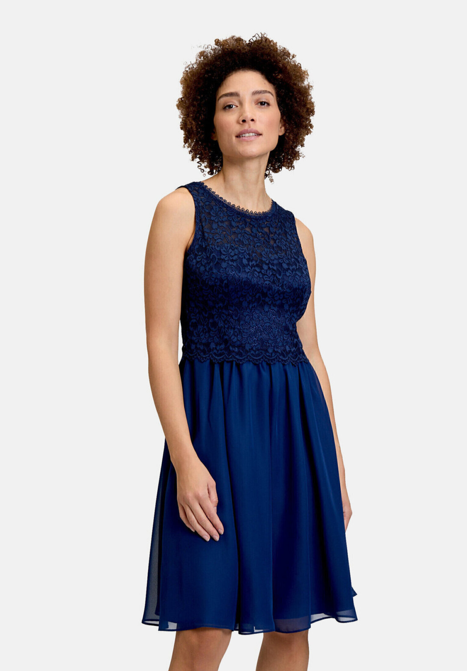 Robe de soirée en dentelle, VERA MONT