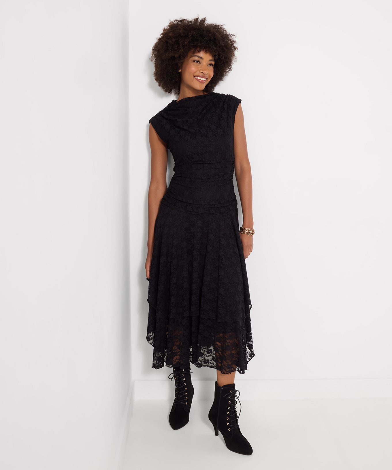Élégante Robe en Dentelle à Col Bénitier et Ourlet Plongeant, JOE BROWNS