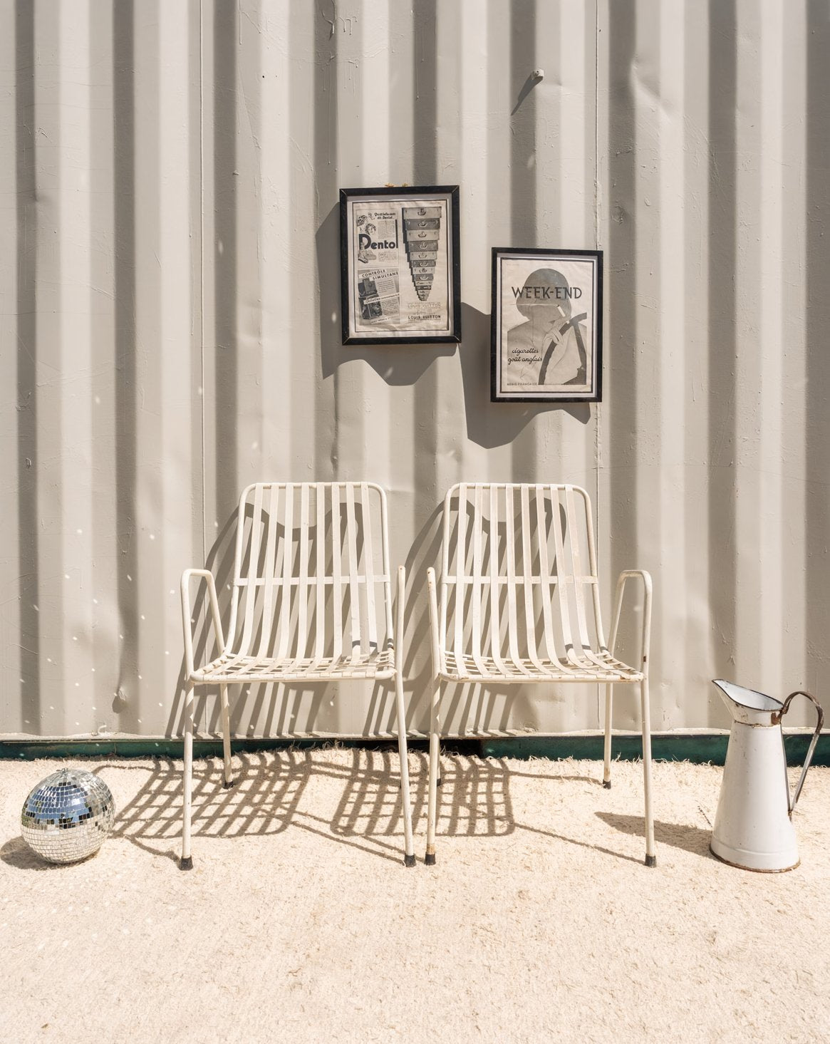 Paire de chaises en métal blanc Alma N°1810 - Bon état, DEBONGOUT