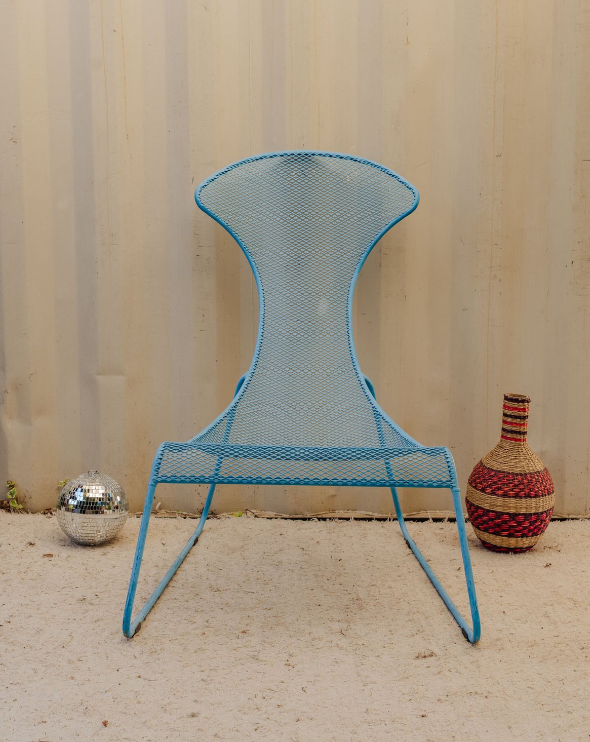 Grande chaise en métal bleu Alma N°1851 - Bon état, DEBONGOUT