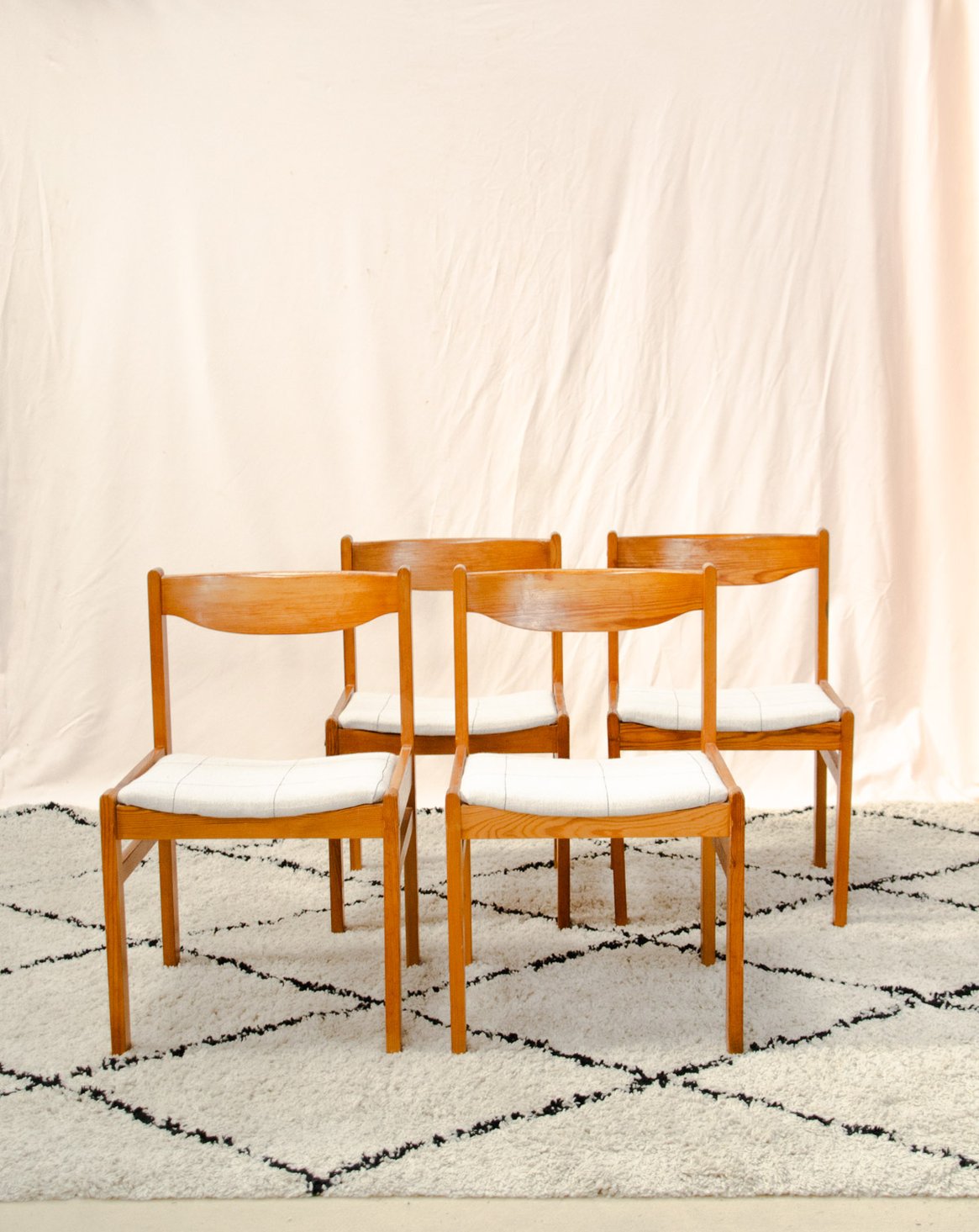 Lot de 4 chaises en pin et tissu Alma N°2139 - Bon état, DEBONGOUT