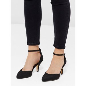 chaussures ouvertes derrière fermées devant