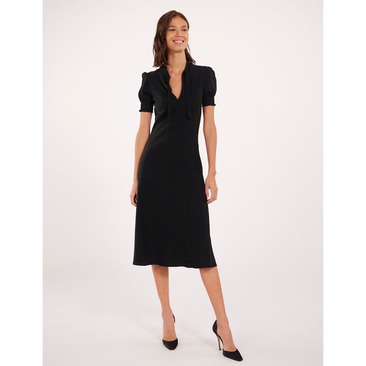 Robe longue en cr pe cerise noir Ines De La Fressange Paris La