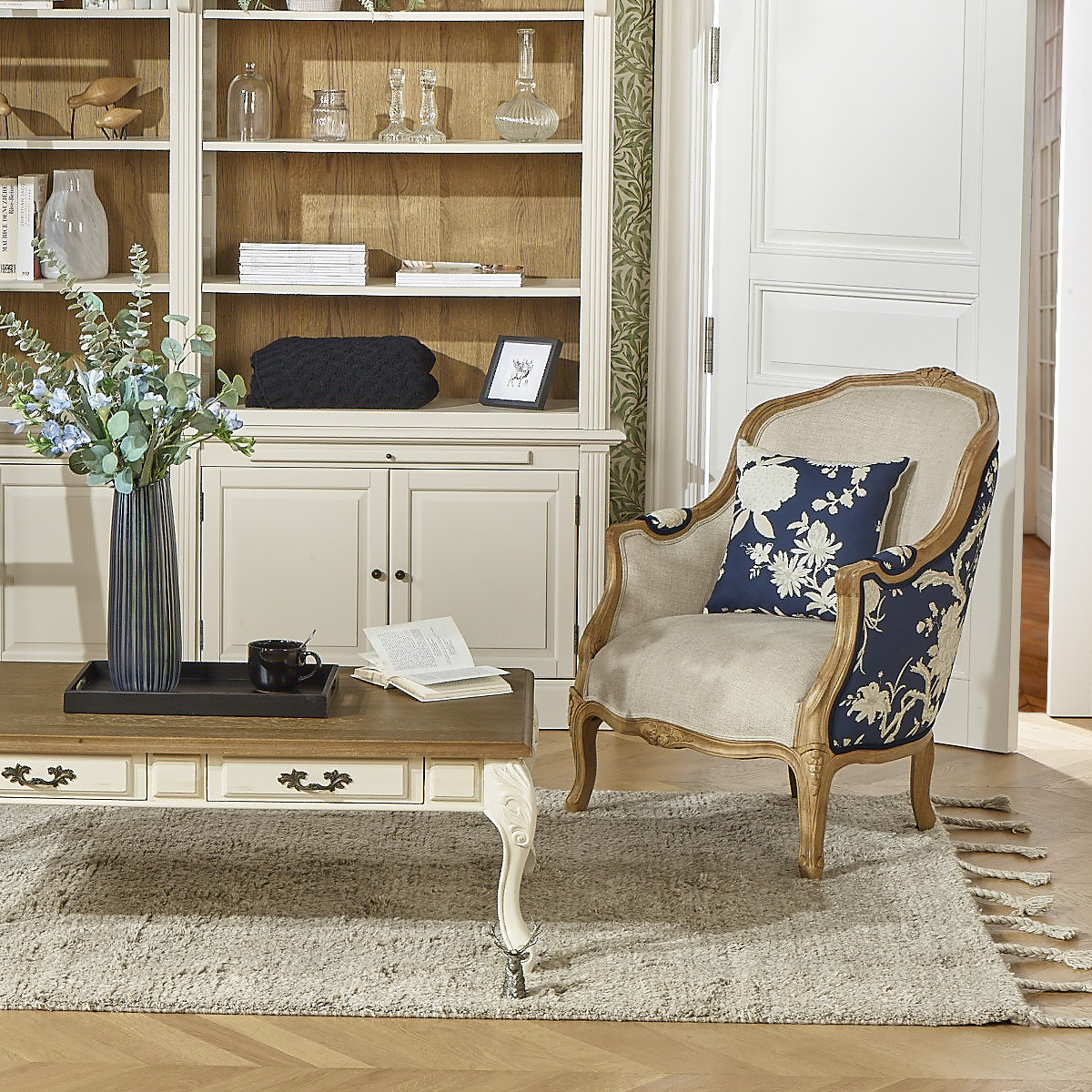 Fauteuil bergère en bois massif à motifs bleu et blanc, bois massif VICTOR, ROBIN DES BOIS