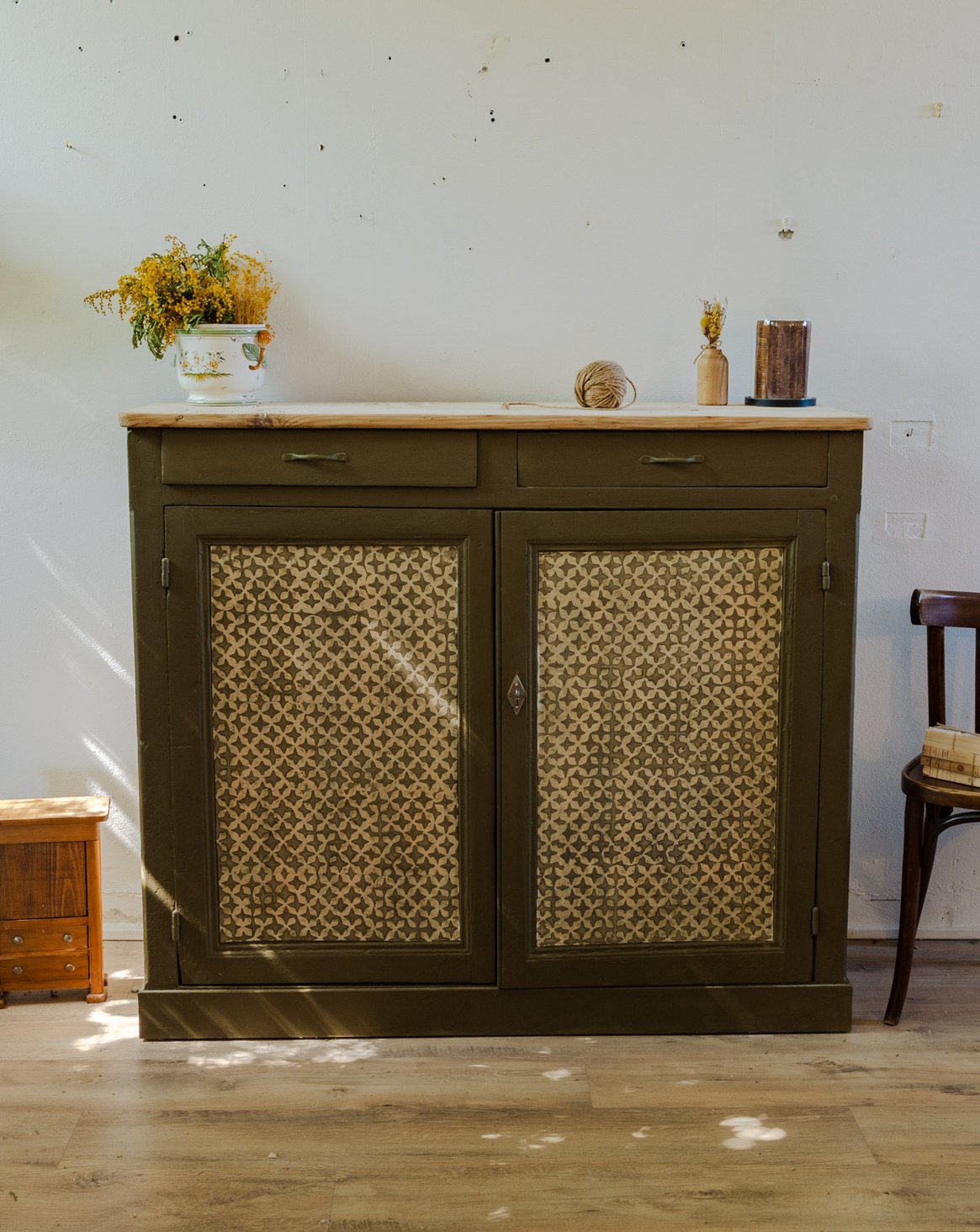 Grand buffet en bois kaki Gilbert N°1495 - Bon état, DEBONGOUT