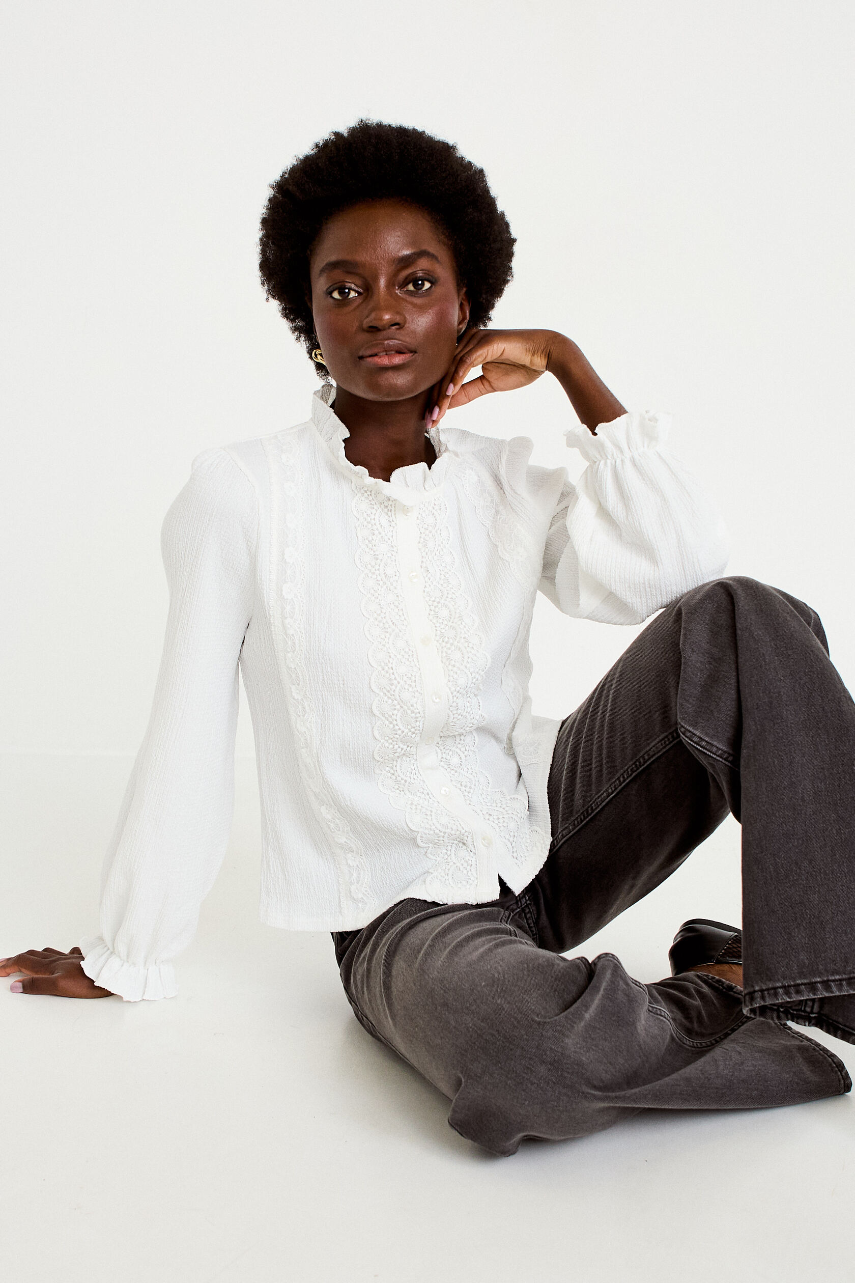 Blouse droite col montant dentelle, CACHE CACHE