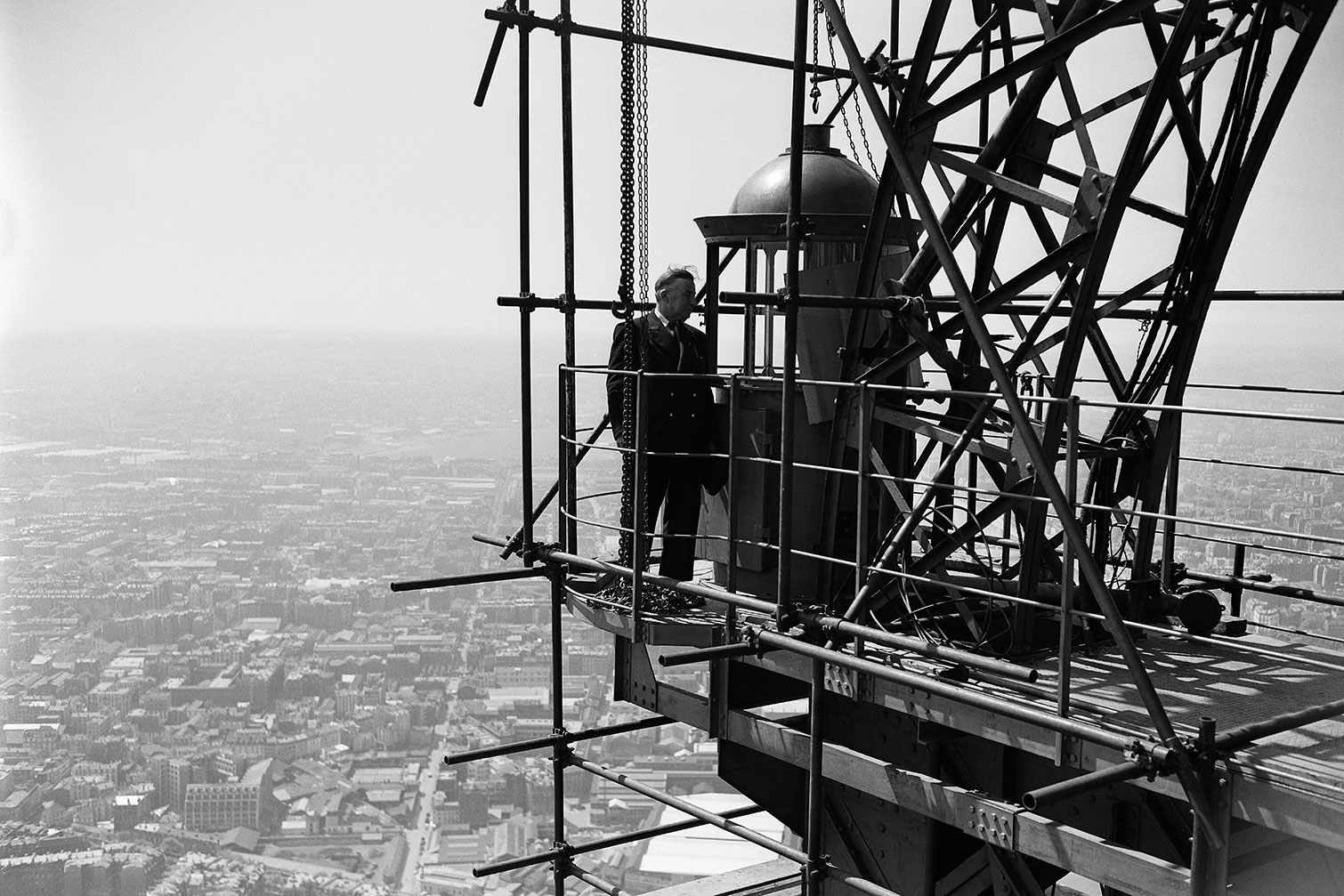Tableau noir et blanc Antenne sur La Tour Eiffel,1950, HEXOA