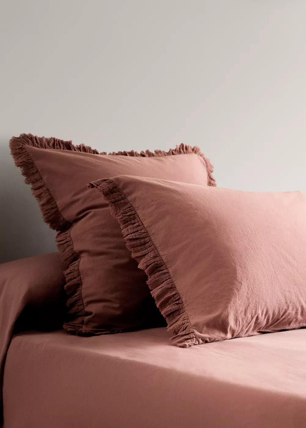Housse de coussin en coton lavé avec volant en mousseline effilochée 60x60 cm, MANGO HOME