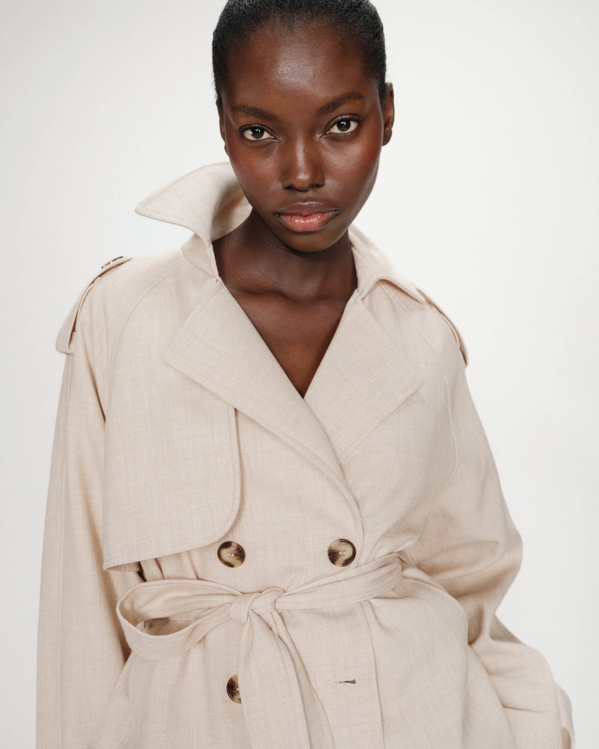Trench-coat court ceinturé col à revers sable Vogue, GRACE & MILA