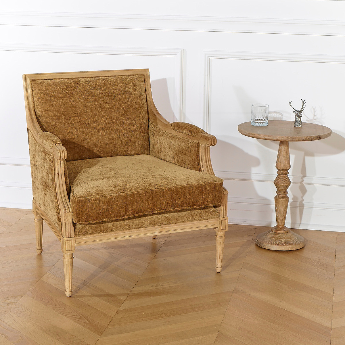 Fauteuil bas en bois massif et tissu cognac VILLANDRY, ROBIN DES BOIS