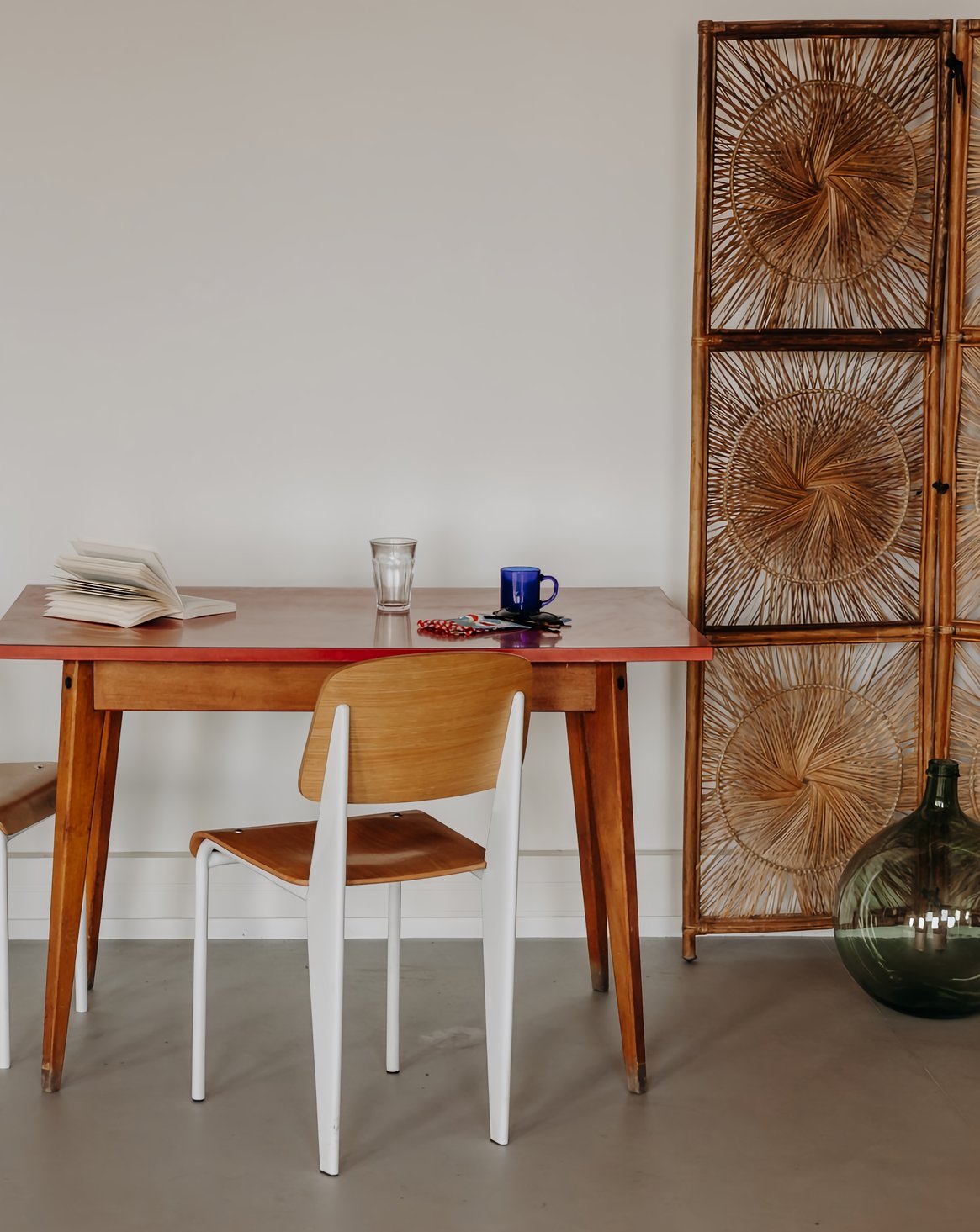 Table à manger au plateau en formica rouge Karla N°1281 - Bon état, DEBONGOUT