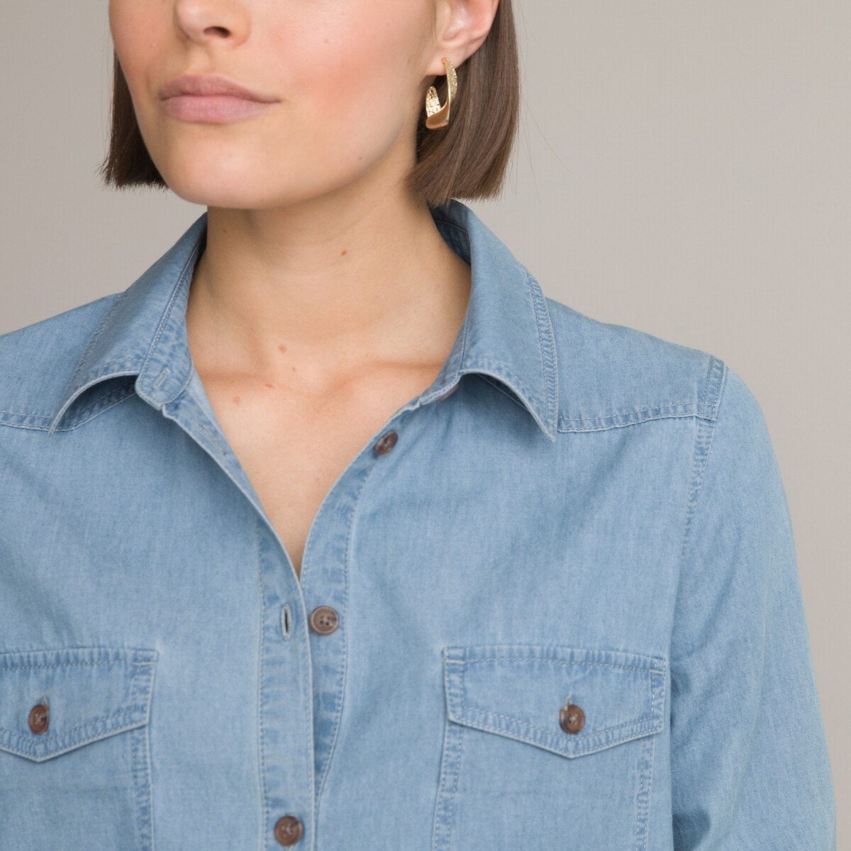 La chemise en jean : l'indémodable pièce maîtresse de votre garde-robe