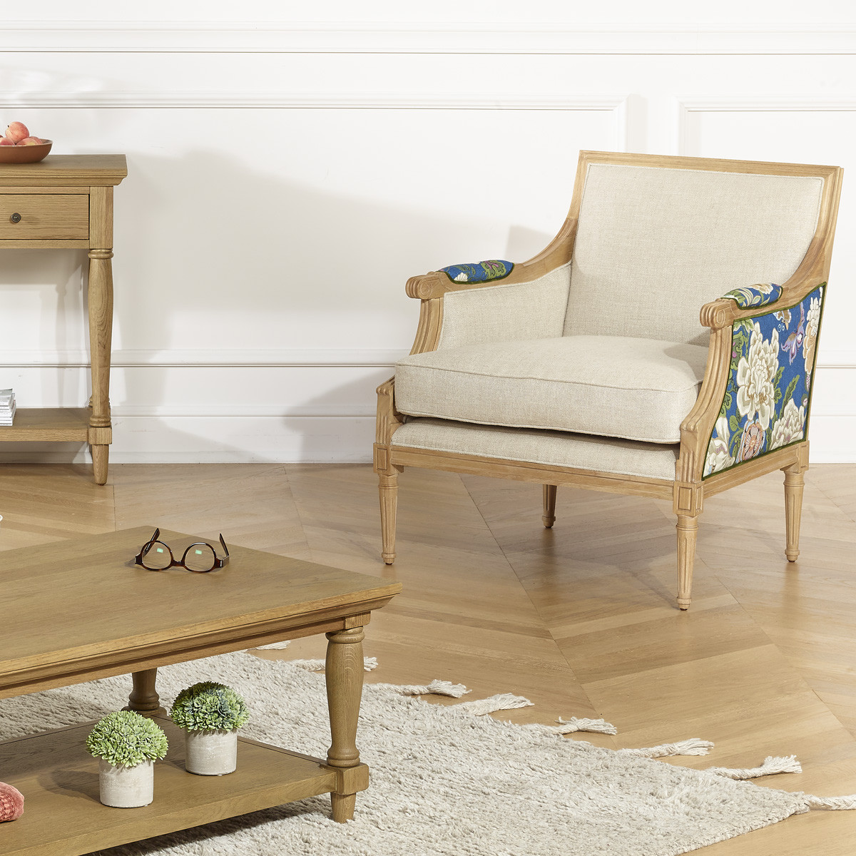Fauteuil bergère en bois massif et tissu lin fleuri bleu VILLANDRY, ROBIN DES BOIS
