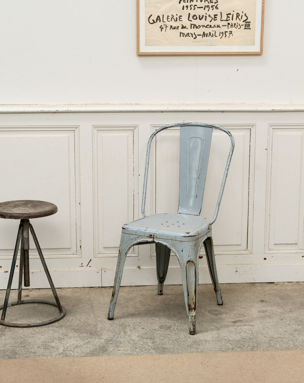 Chaise Tolix en métal bleu gris Alma N°1700 - Bon état, DEBONGOUT