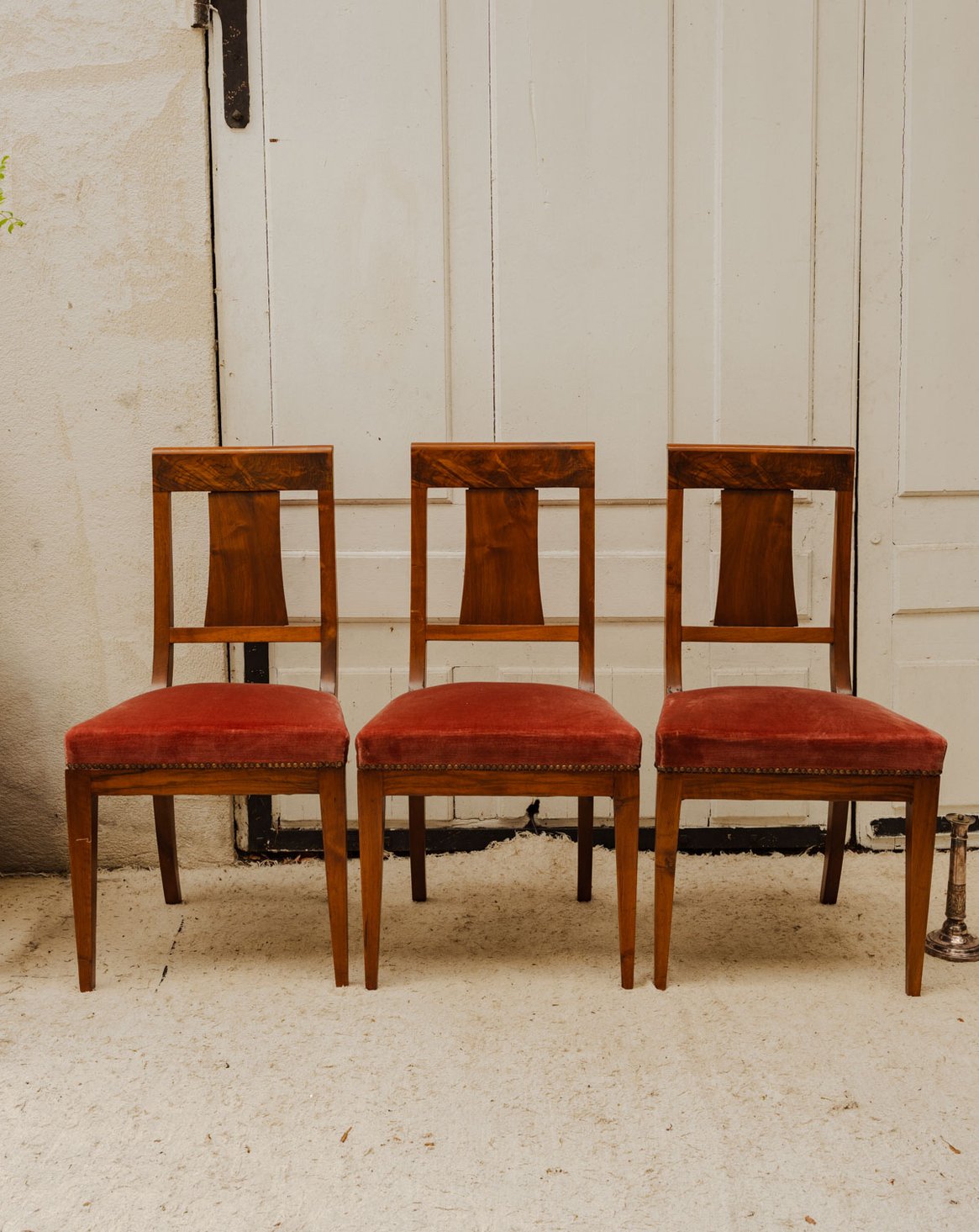 Lot de 3 chaises en bois et tissu rouge Claude N°1705 - Bon état, DEBONGOUT