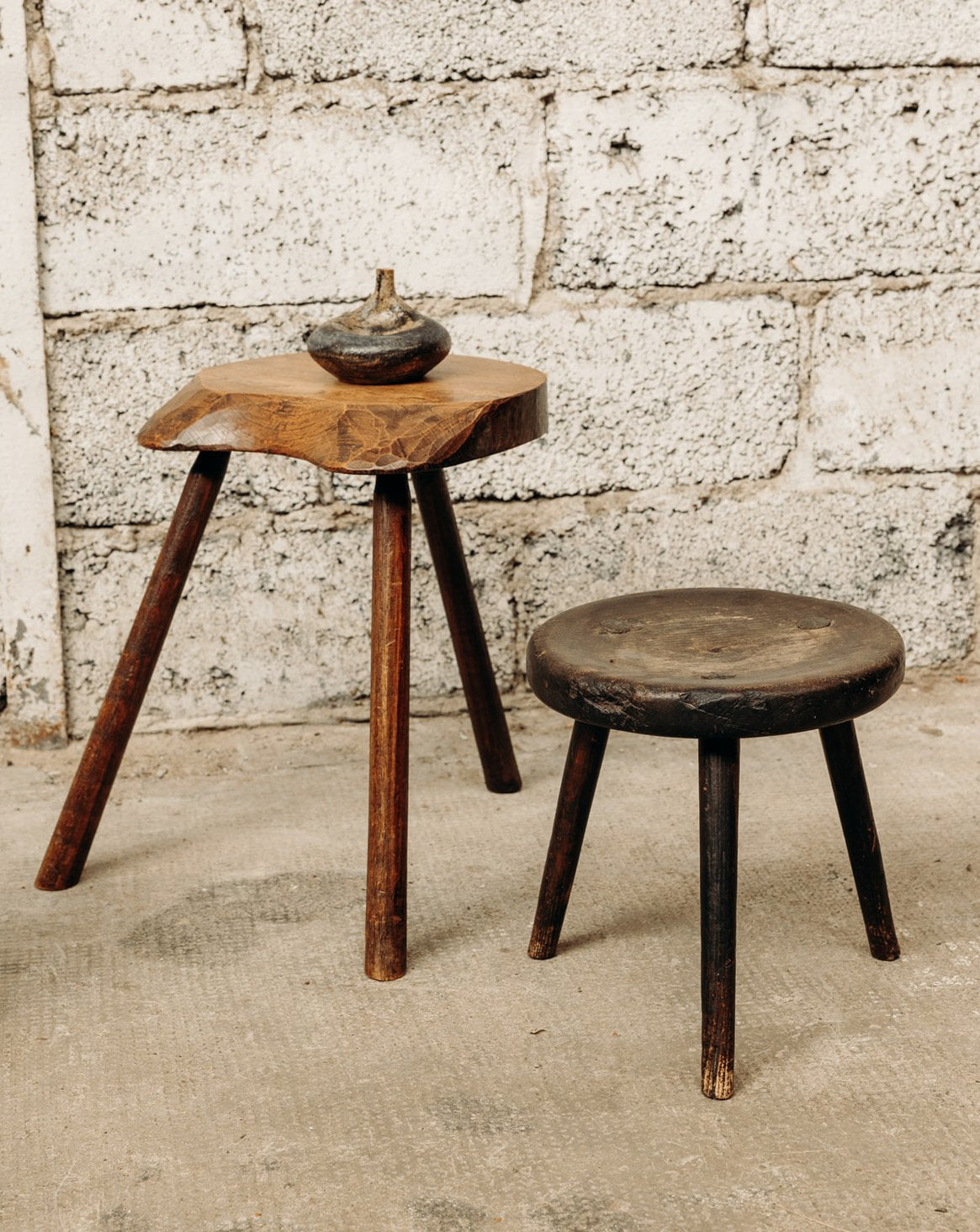 Tabouret tripode en bois Regis N°409 - Bon état, DEBONGOUT