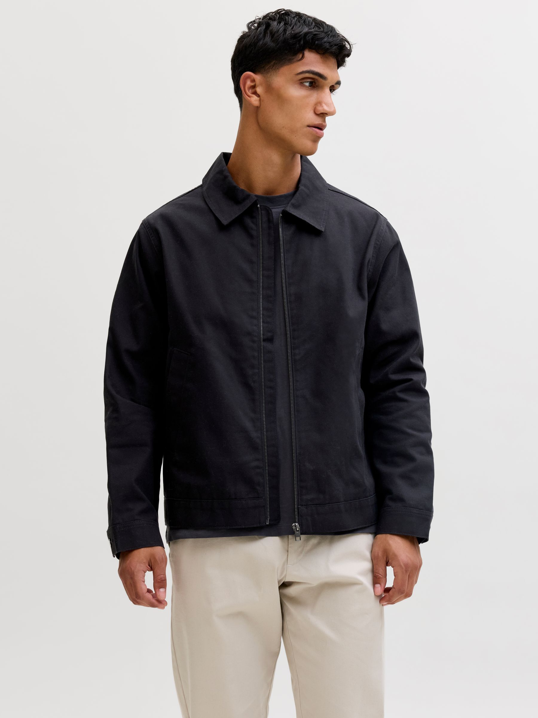 Veste De Transition, aprel