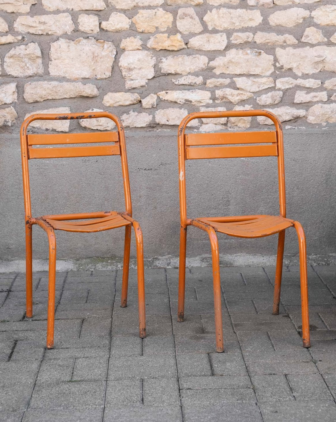 Paire de chaises Tolix en métal orange Alma N°1943 - Bon état, DEBONGOUT