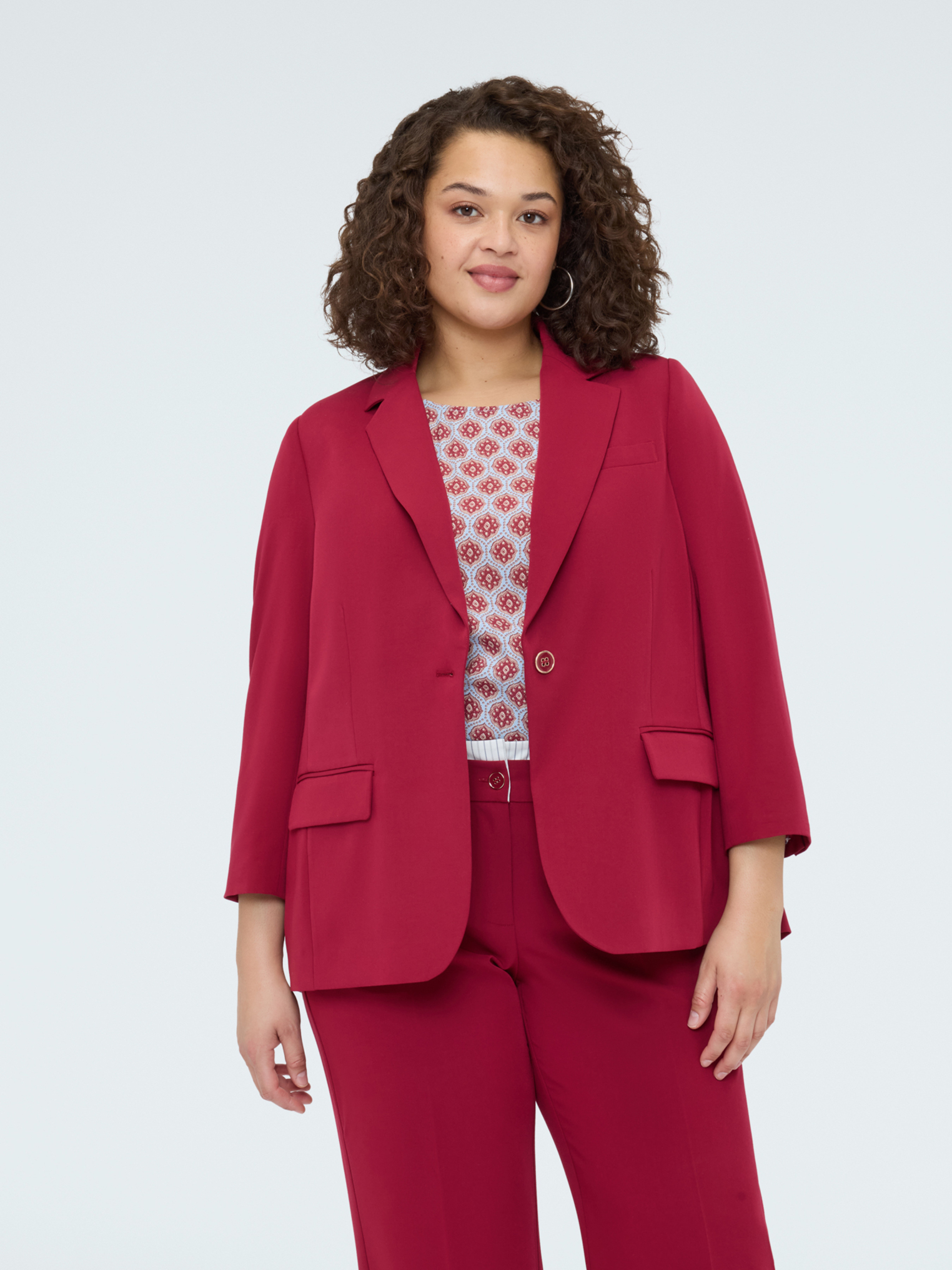 Revers classiques, fermeture simple boutonnage avec un bouton et poches, FIORELLA RUBINO
