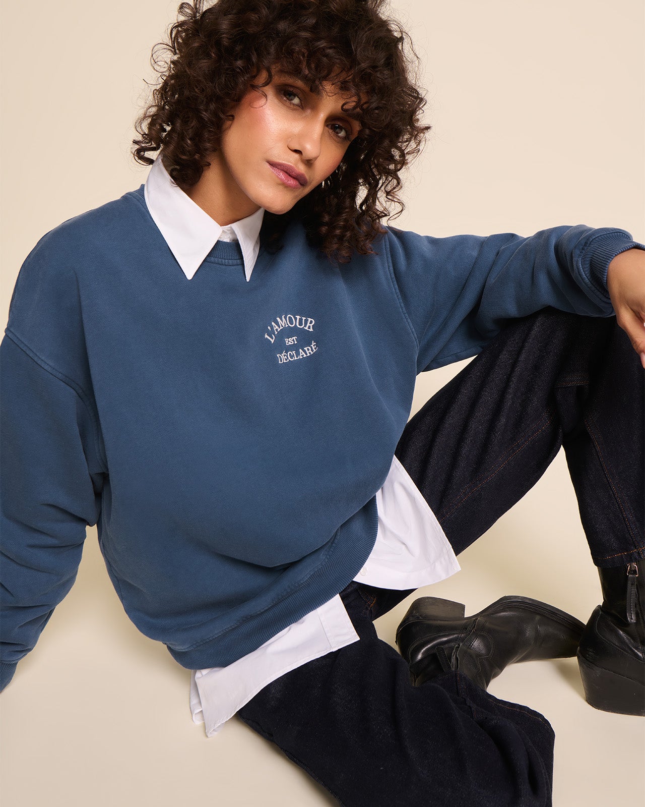 Sweat garment dye brodé, L'AMOUR EST DÉCLARÉ, EMOI EMOI