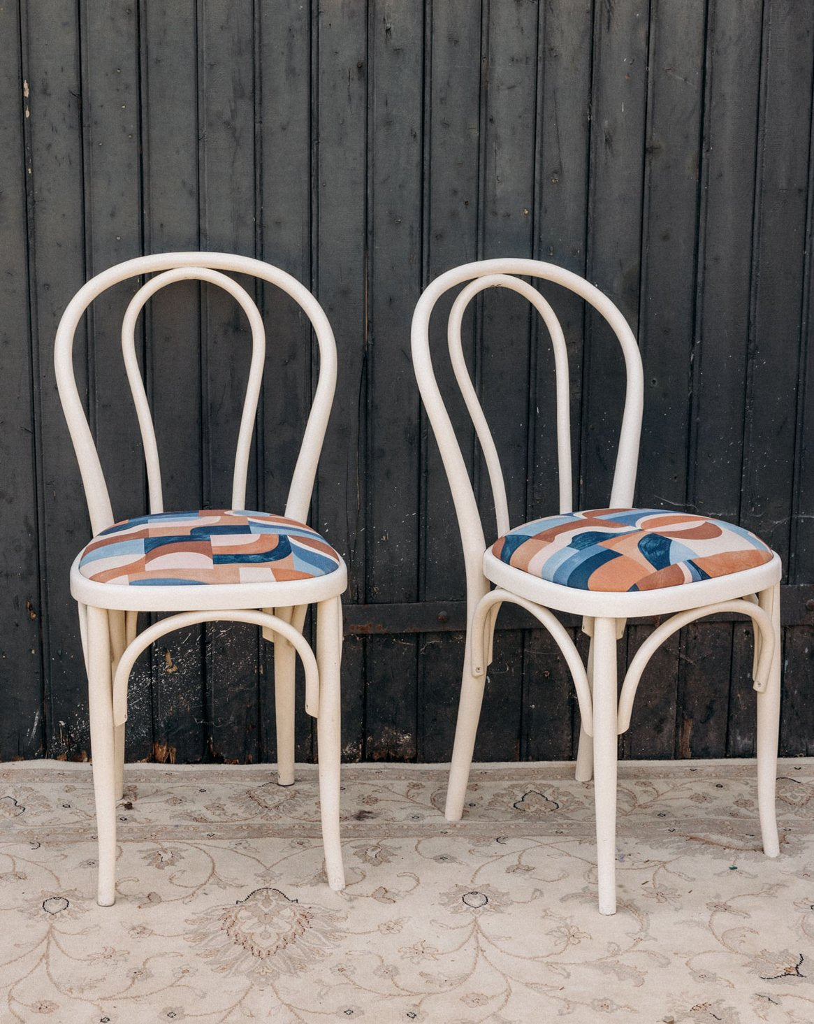Paire de 2 chaises retapisées au tissu géométrique Alma N°1620 - Bon état, DEBONGOUT