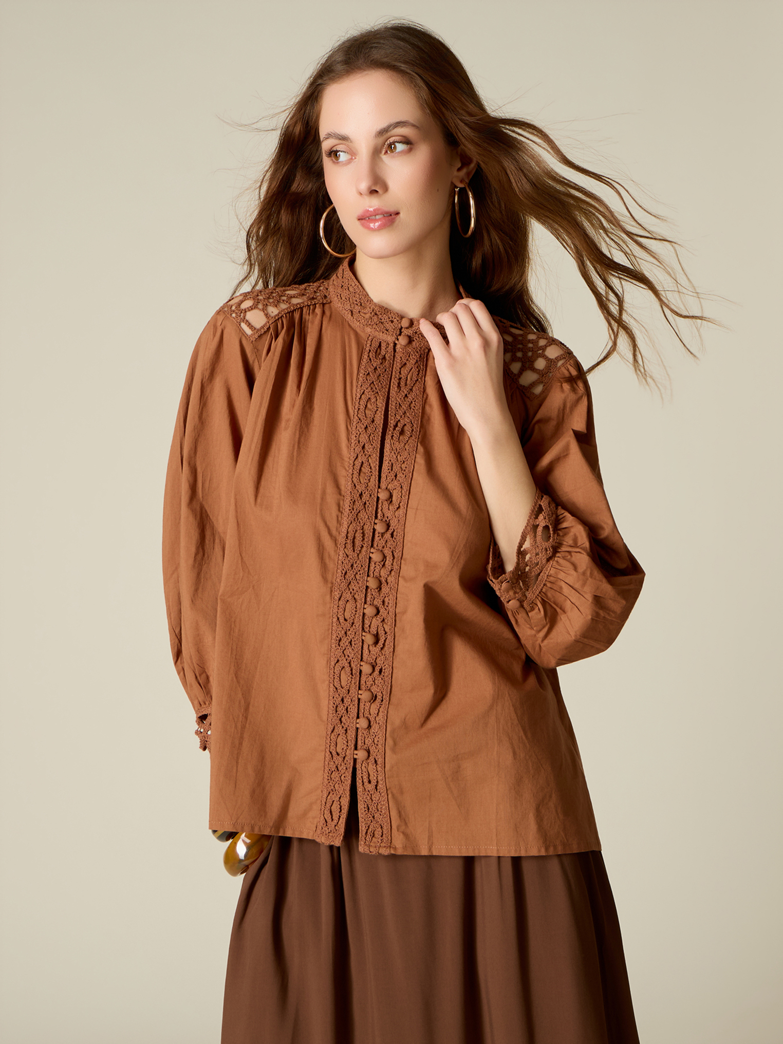 Blouse avec inserts en macramé, OLTRE