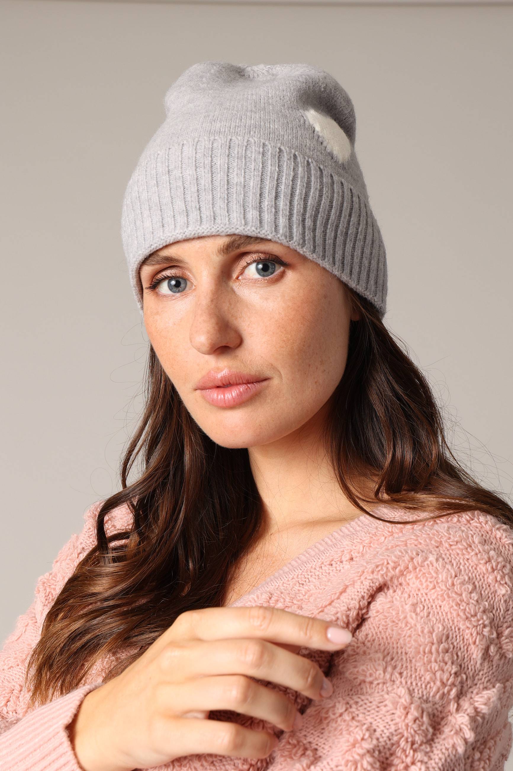 Bonnet côtelé en maille douce avec motif cœur contrasté
 LOLA, DEELUXE