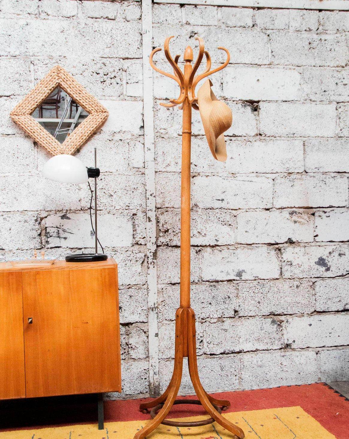 Porte-manteau perroquet en bois clair Max N°296 - Bon état, DEBONGOUT