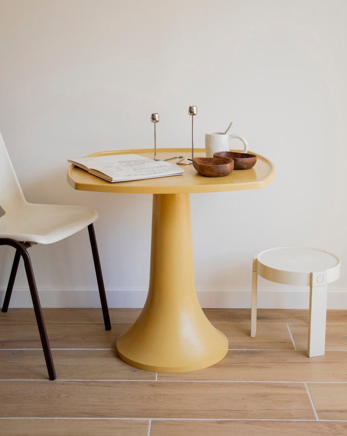 Table à manger au pied tulipe Karla N°1270 - Bon état, DEBONGOUT