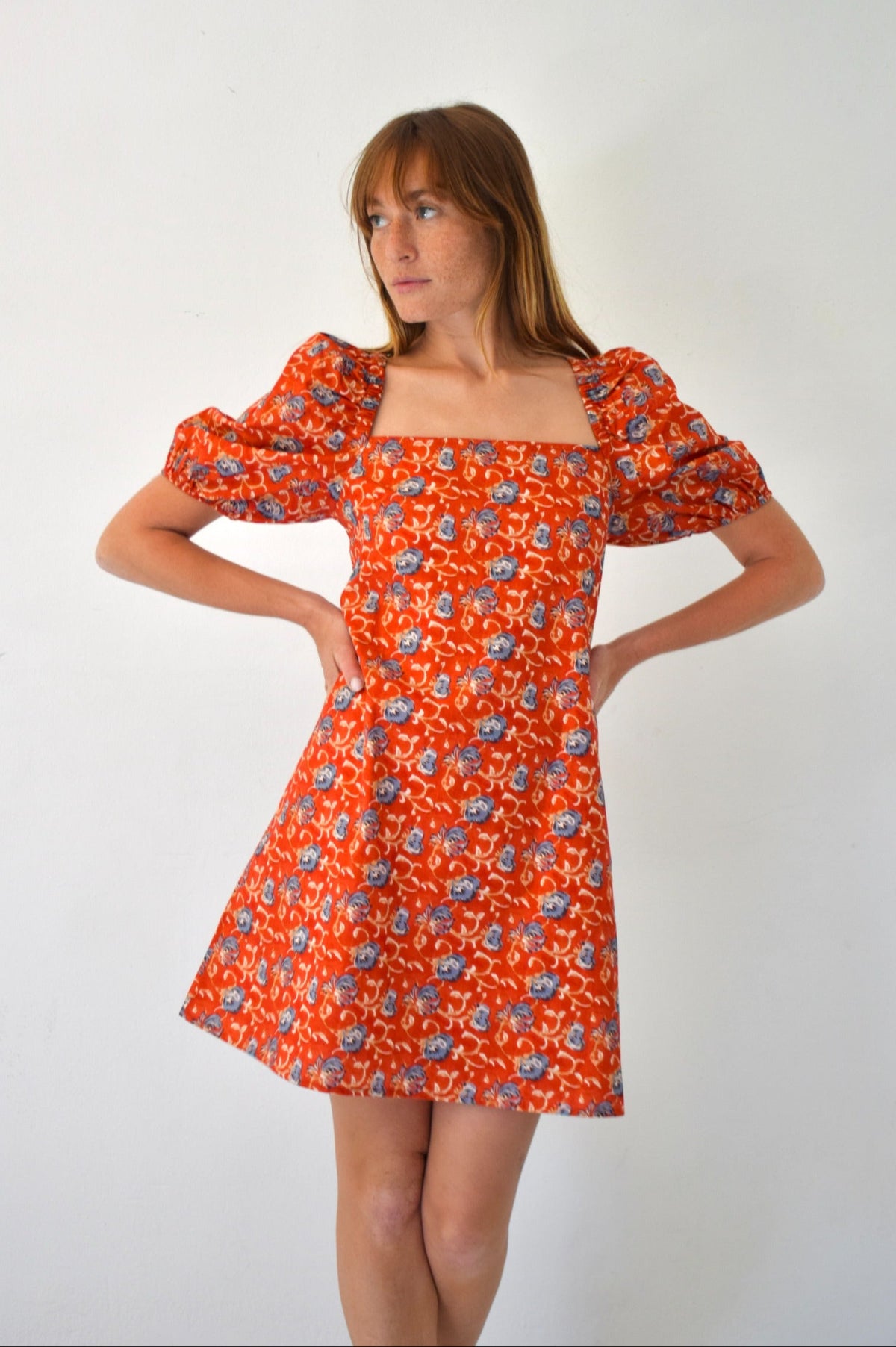 Robe courte fleurie dos ouvert BRUNA, MINDTRAVELER