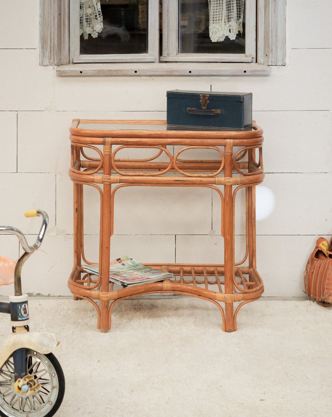 Table d'appoint en verre et rotin Francine N°1568 - Bon état, DEBONGOUT
