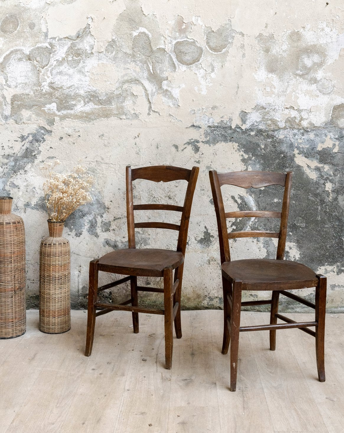 Paire de chaises sculptées en bois Claude N°1676 - Bon état, DEBONGOUT
