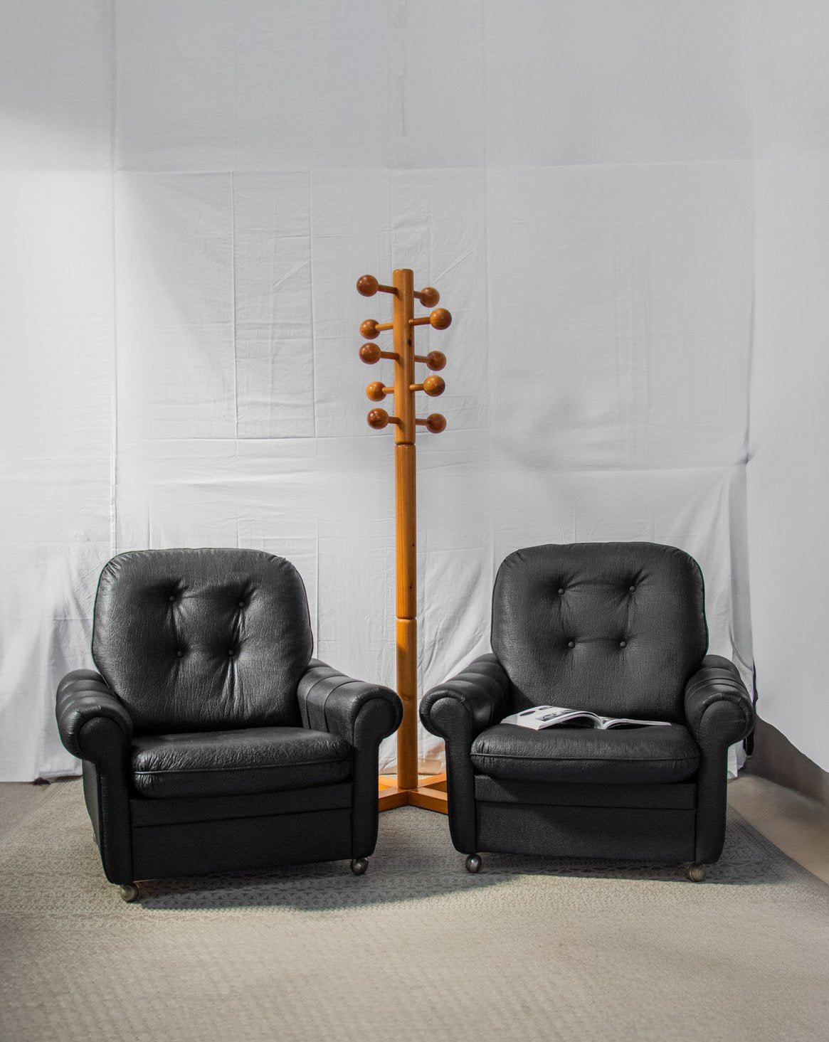 Paire de fauteuils noirs Jakob N°641 - Bon état, DEBONGOUT