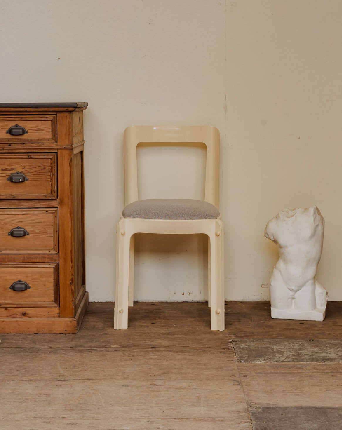 Chaise en plastique écru et tissu gris Alma N°1588 - Bon état, DEBONGOUT