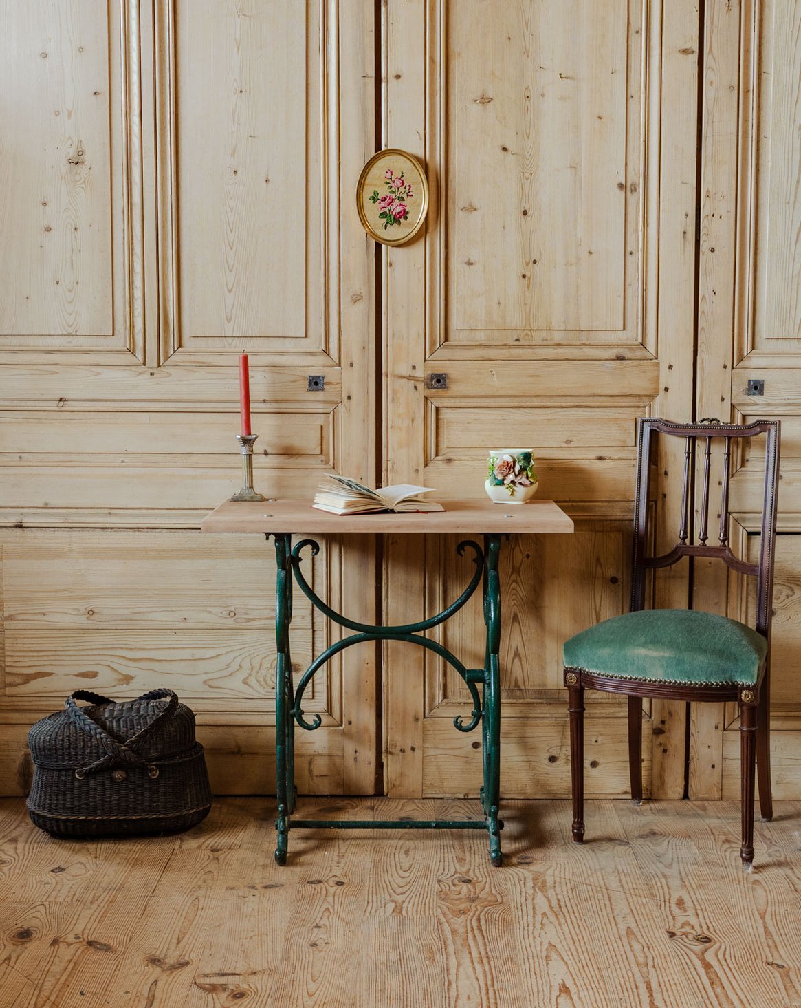 Table d'appoint en bois et fer vert Francine N°945 - Bon état, DEBONGOUT