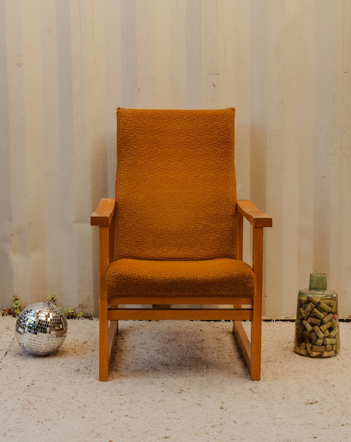 Fauteuil en tissu moutarde et bois Jakob N°1340 - Bon état, DEBONGOUT