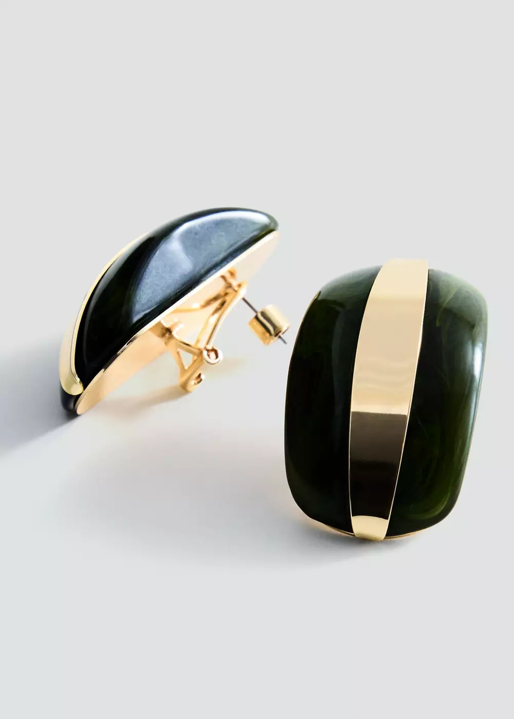 Boucles d’oreilles résine détail métallique, MANGO