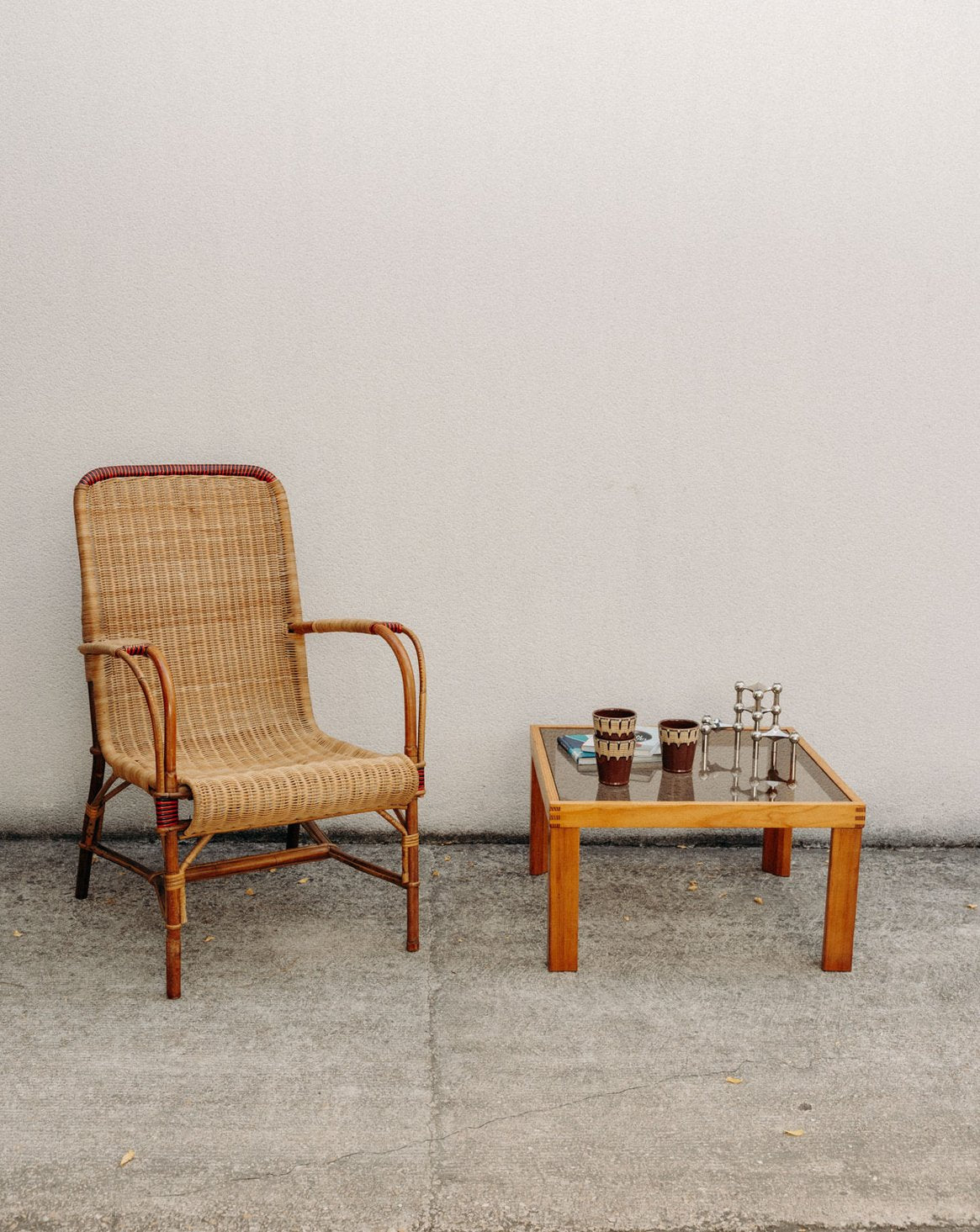 Table basse en pin massif et verre fumé Léonie N°1009 - Bon état, DEBONGOUT