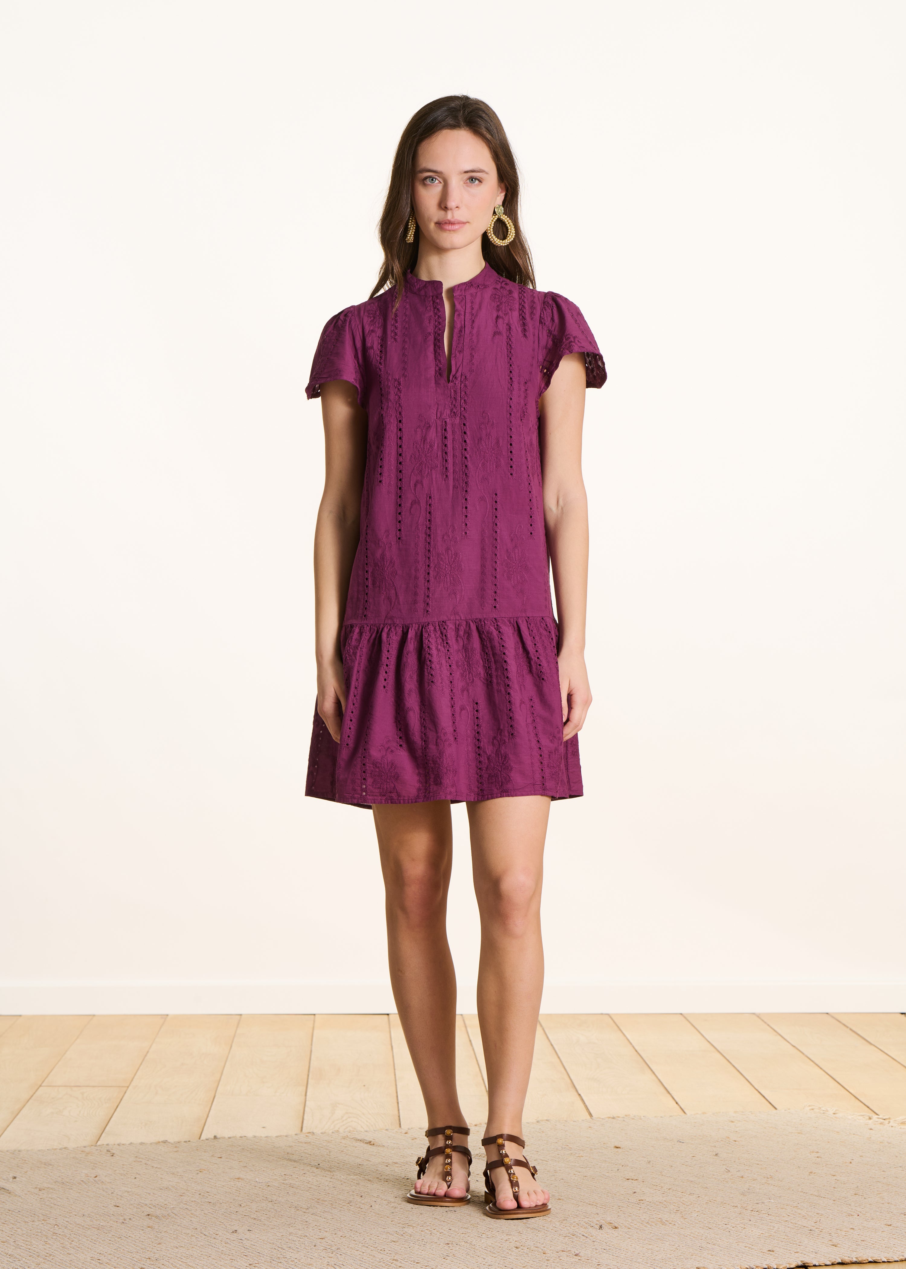 Robe courte en broderie anglaise à volant, LA FEE MARABOUTEE