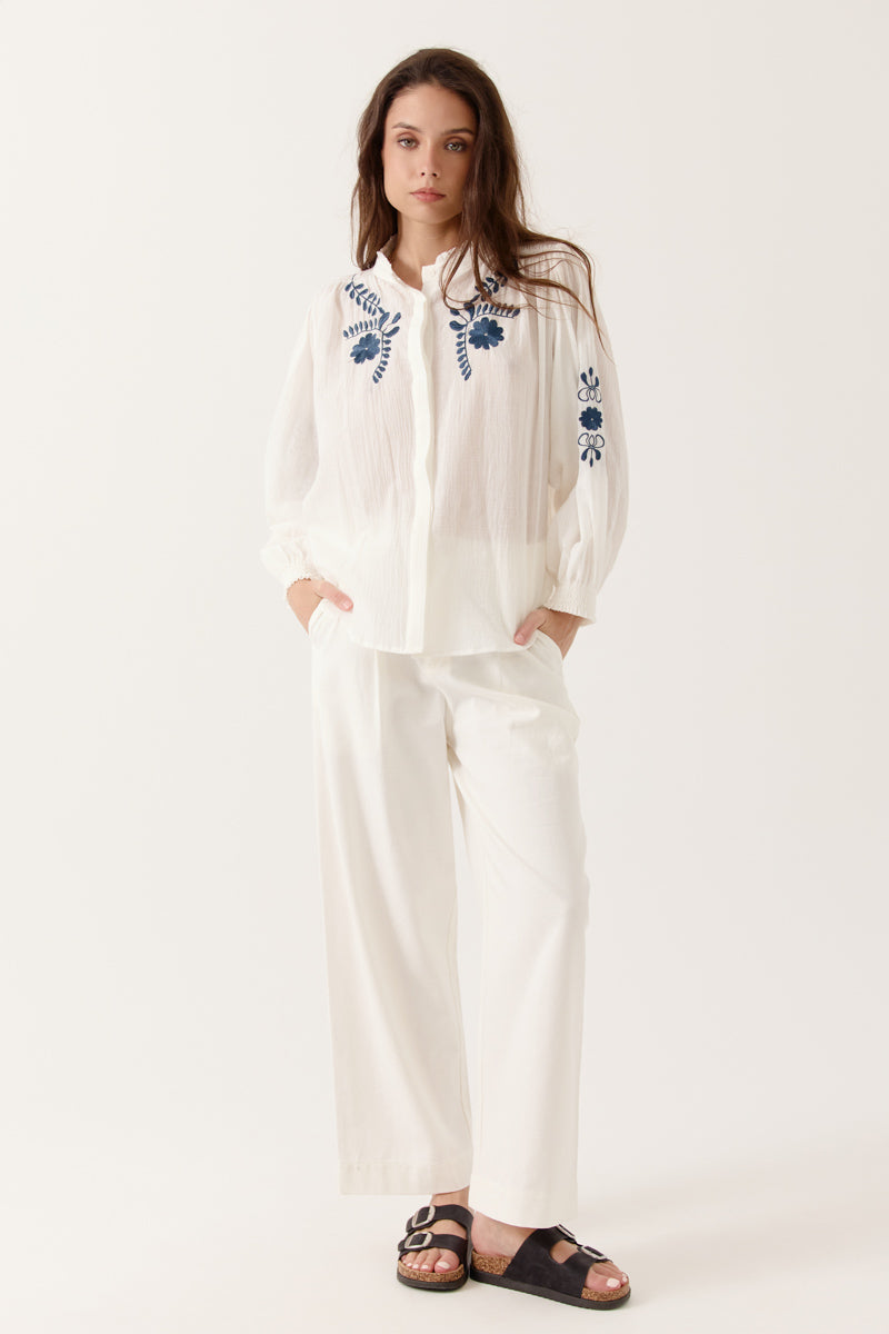 Chemise Auralie à manches longues, col rond et broderies florales, ARTLOVE