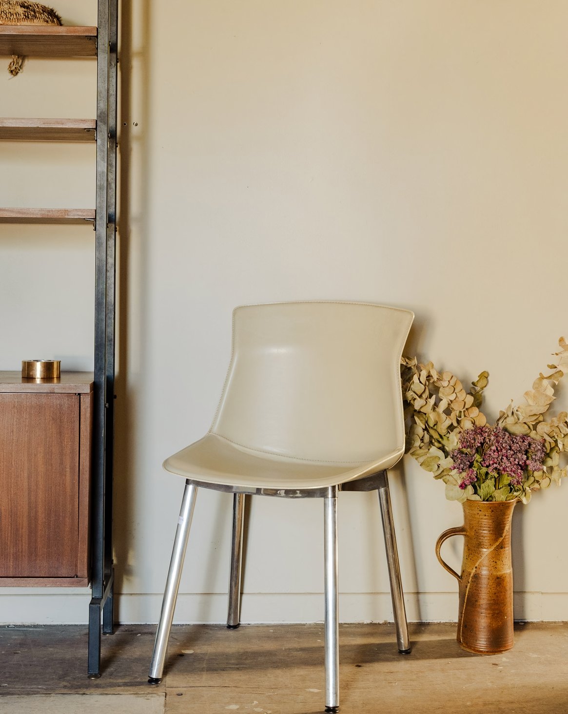 Chaise en cuir Alma N°862 - Bon état, DEBONGOUT