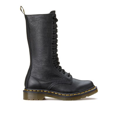 1B99 Virginia Calf Boots in Leather DR. MARTENS